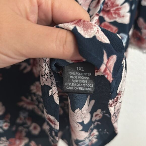 Cure- Navy floral off-the-shoulder blouse with cell sleeves- Size 1X - Picture 4 of 6